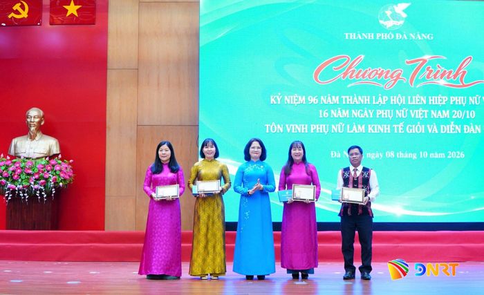 Thay mặt Trung ương Hội Liên hiệp Phụ nữ Việt Nam, Chủ tịch Hội Liên hiệp Phụ nữ thành phố Hoàng Thị Thu Hương trao Kỷ niệm chương “Vì sự phát triển của phụ nữ Việt Nam” năm 2026 cho các cá nhân. Ảnh: VINH ANH