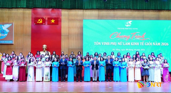 Các đồng chí lãnh đạo chúc mừng 50 gương phụ nữ phụ nữ làm kinh tế giỏi được tôn vinh. Ảnh: VINH ANH