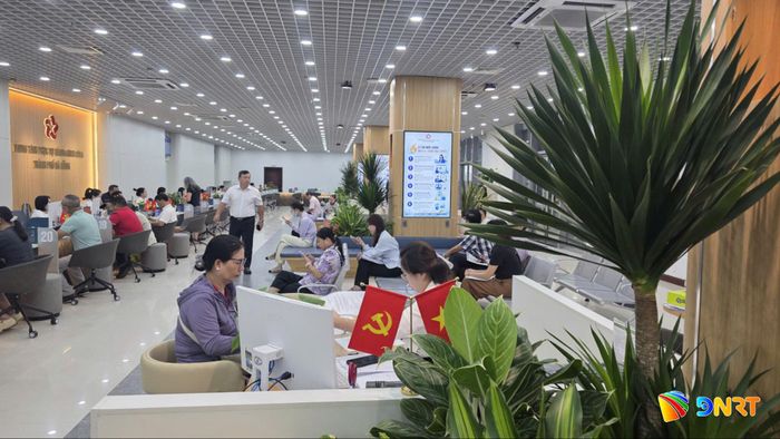 Tôn vinh, trọng dụng và bảo vệ cán bộ dám đổi mới, dám nghĩ, dám làm vì lợi ích chung. Trong ảnh: Người dân giải quyết hồ sơ thủ tục tại Trung tâm Phục vụ hành chính công thành phố Đà Nẵng. Ảnh: HÀN NGUYÊN