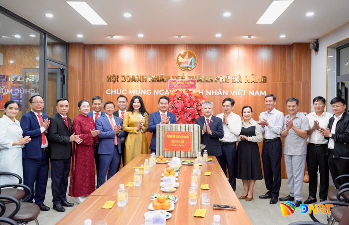 Đoàn công tác tặng quà chúc mừng Hội Doanh nhân trẻ thành phố. Ảnh: T.CÔNG