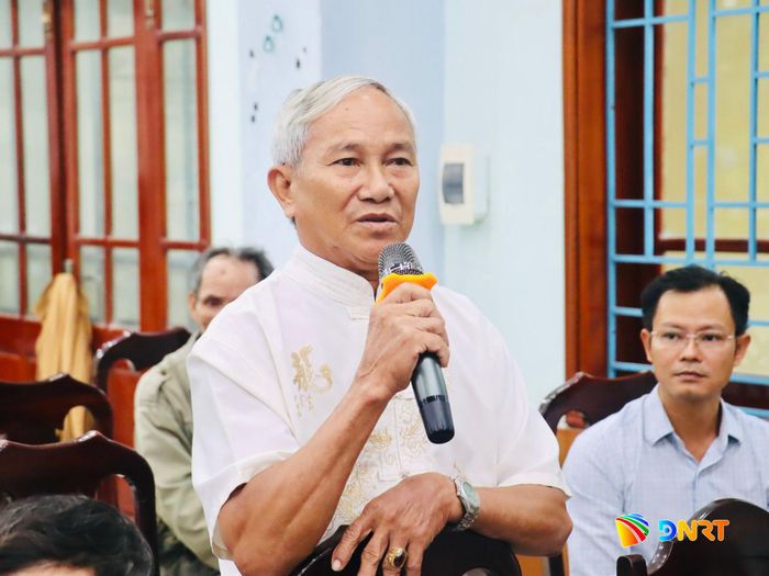 Cử tri xã Xuân Phú nêu kiến nghị tại buổi tiếp xúc. Ảnh: QUỐC TUẤN