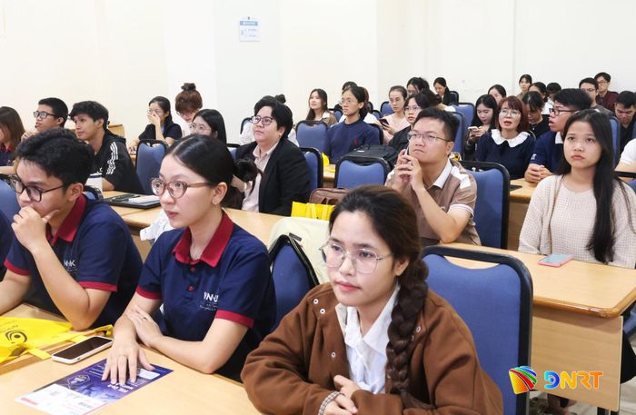 Giảng viên, học viên Đại học Đà Nẵng tham gia tìm hiểu học bổng New Zealand. Ảnh: NGỌC HÀ