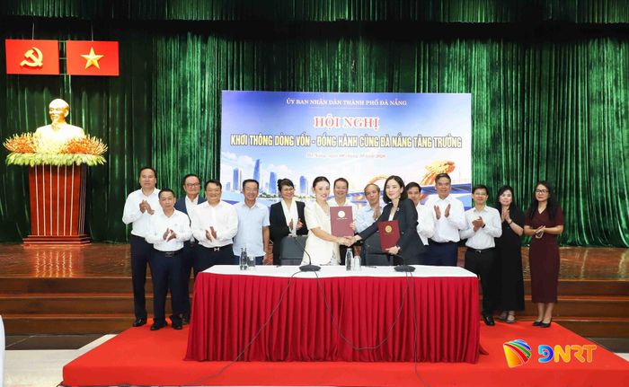 Đại diện ngân hàng và doanh nghiệp ký kết hợp đồng tín dụng. Ảnh: NGỌC PHÚ
