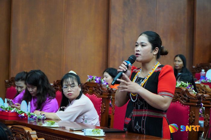 Phụ nữ đồng bào dân tộc thiểu số phát biểu ý kiến tại diễn đàn. Ảnh: TÂM ĐAN