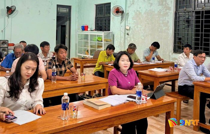 100% chi bộ tại xã Tiên Phước tổ chức sinh hoạt trên ứng dụng Sổ tay đảng viên điện tử. Trong ảnh: Trưởng ban Tuyên giáo Thành ủy Huỳnh Thị Thùy Dung (áo tím) tham dự sinh hoạt định kỳ tháng 10/2026 tại Chi bộ thôn Địch Tây (xã Tiên Phước). Ảnh: HOÀI PHƯƠNG
