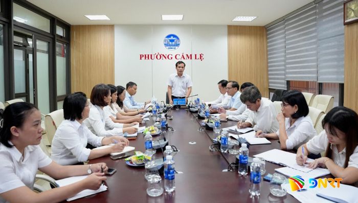 Các đại biểu dự sinh hoạt chuyên đề tại Chi bộ Phòng Văn hóa - Xã hội, Đảng bộ phường Cẩm Lệ. Ảnh: T.CÔNG