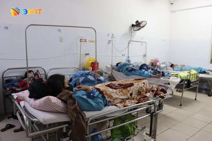 Tại Bệnh viện Đà Nẵng, bệnh nhân mắc sốt xuất huyết nằm kín các phòng bệnh. Ảnh: KHÁNH NGÂN