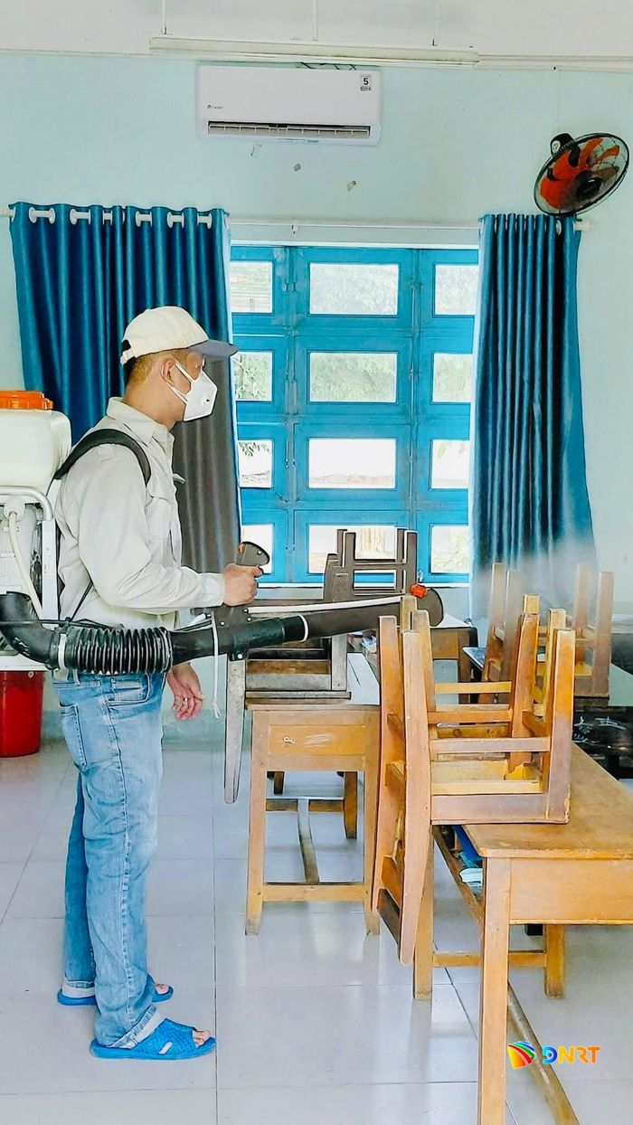 Trường Tiểu học Huỳnh Ngọc Huệ (phường Thanh Khê) phun hóa chất diệt muỗi phòng, chống sốt xuất huyết. Ảnh: ĐVCC