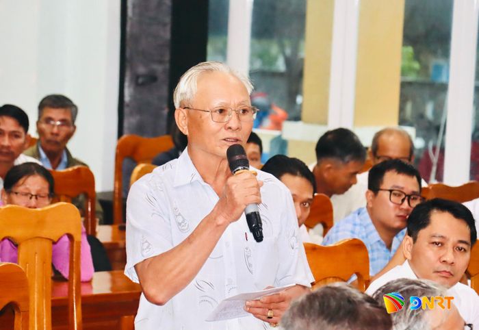 Cử tri thôn Hội Sơn, xã Duy Nghĩa phát biểu tại buổi tiếp xúc. Ảnh: QUỐC TUẤN