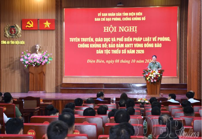 Báo cáo viên Cục An ninh nội địa (Bộ Công an) giới thiệu, phổ biến chuyên đề tại hội nghị.
