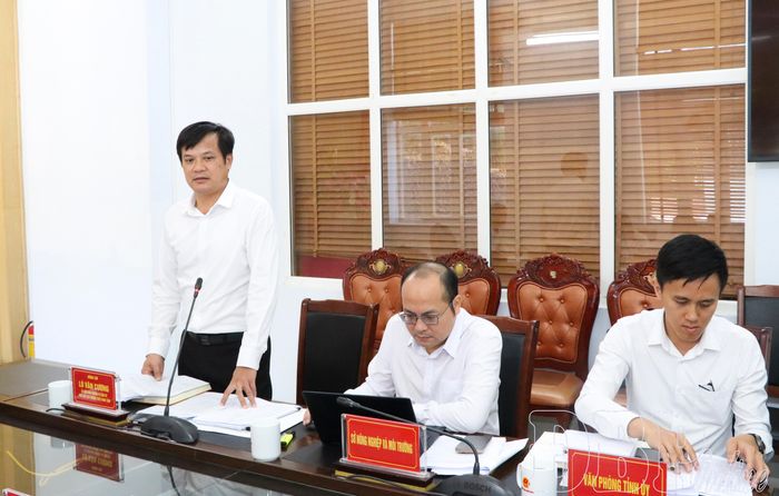 Phó Chủ tịch Thường trực UBND tỉnh Lò Văn Cương phát biểu tại cuộc họp. 