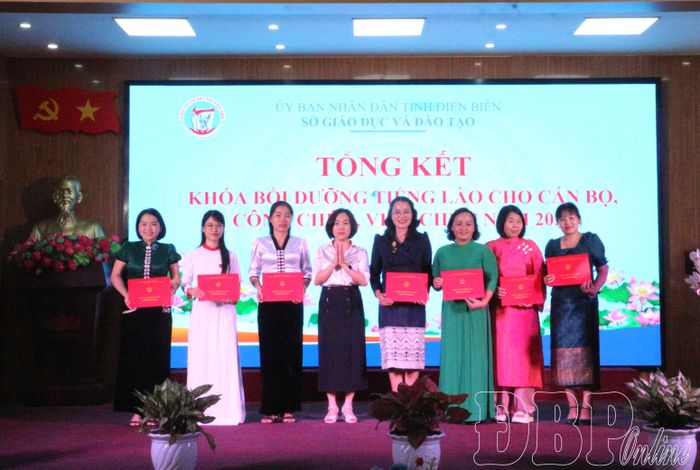 Học viên nhận chứng nhận hoàn thành khóa bồi dưỡng tiếng Lào.