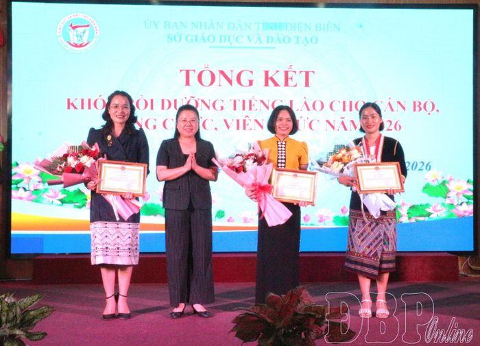 Lãnh đạo Sở Giáo dục và Đào tạo trao Giấy khen cho giáo viên và học viên có thành tích xuất sắc.