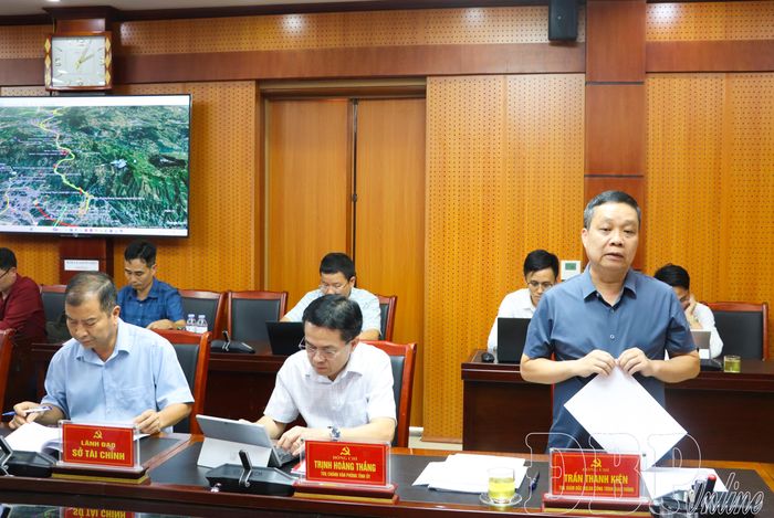 Lãnh đạo Ban Quản lý dự án các công trình giao thông báo cáo tiến độ thực hiện dự án. 