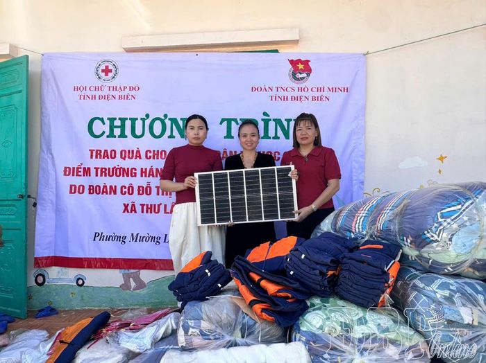Đoàn thiện nguyện trao đèn năng lượng mặt trời cho học sinh Điểm trường Tiểu học Háng Mùa Lừ.