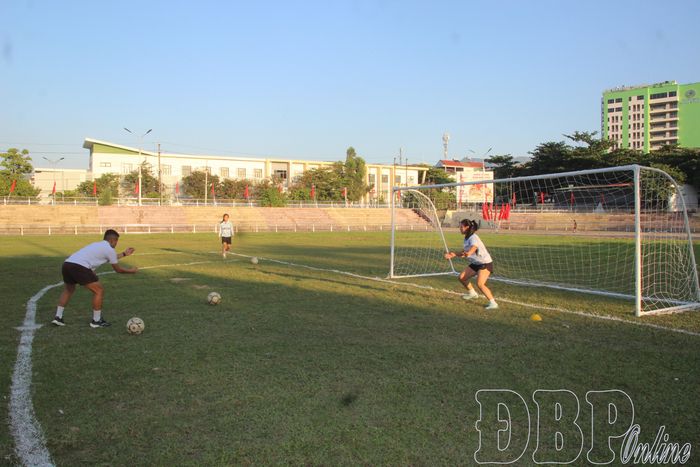 Vận động viên bóng đá tham gia tập luyện với tinh thần hăng say, sẵn sàng tinh thần cho giải đấu chính thức.