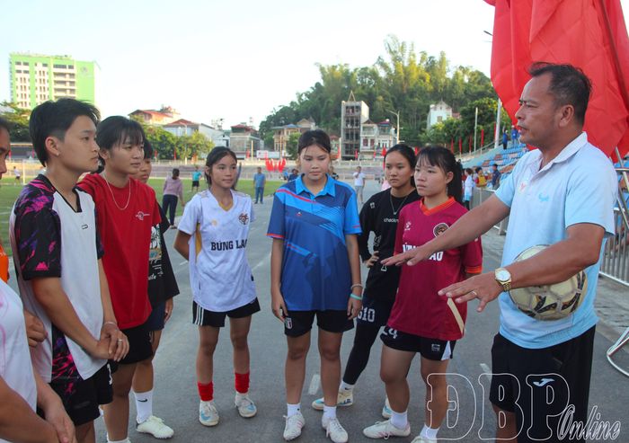 Đội bóng đá nữ đoàn Điện Biên nghe huấn luyện viên trao đổi sau giờ tập luyện.