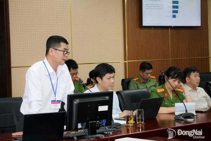 Đại diện Sở Khoa học và Công nghệ báo cáo tiến độ triển khai các nền tảng, ứng dụng tại buổi làm việc. Ảnh: Hải Quân