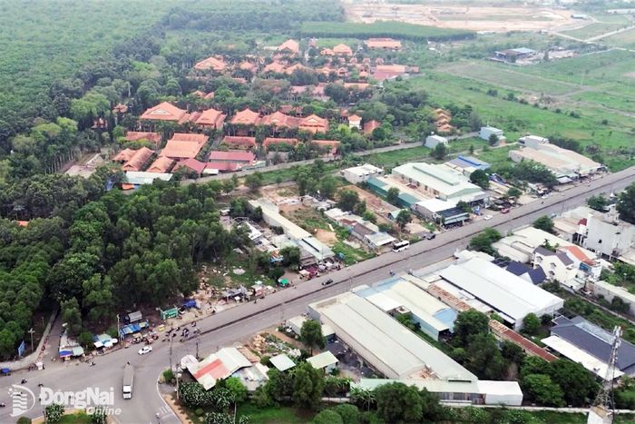 Đường Lò Gạch - cầu Nước Trong kết nối từ quốc lộ 51 đến 2 khu công nghiệp Long Đức, An Phước. Ảnh tư liệu