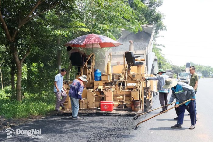 Công nhân thi công, sửa chữa tuyến ĐT.759B đoạn qua xã Thiện Hưng.