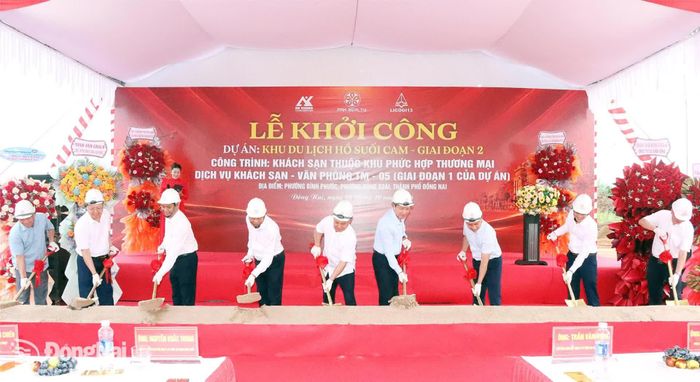 Đại biểu thực hiện nghi thức khởi công xây dựng dự án. Ảnh: Quang Minh
