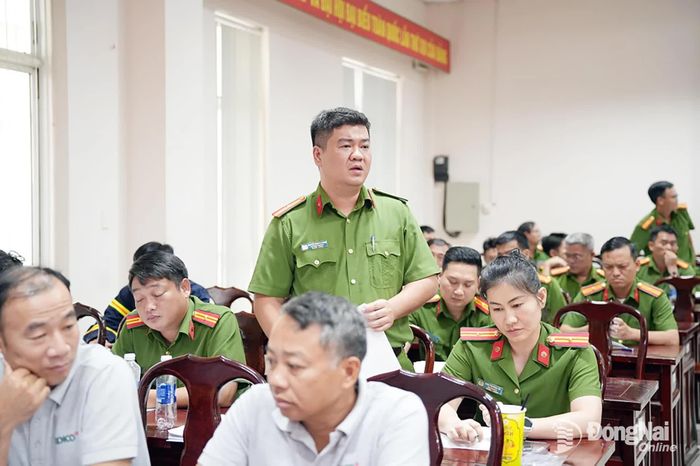 Đại diện đơn vị chữa cháy phát biểu tại cuộc họp. Ảnh: T.V
