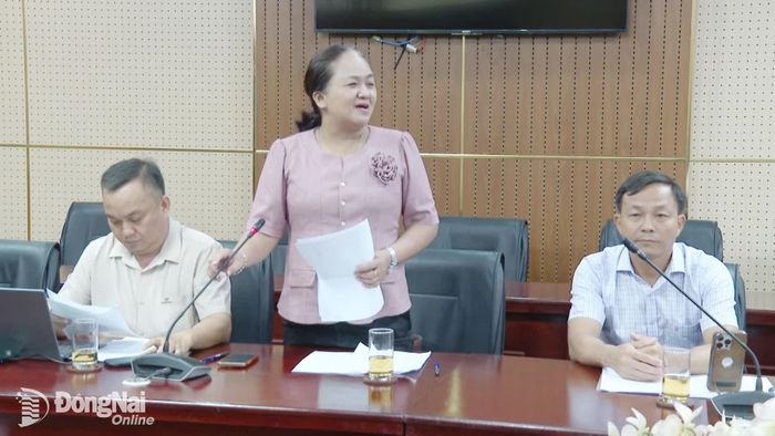 Lãnh đạo các sở, ngành, địa phương trao đổi, thảo luận về những khó khăn, vướng mắc trong quá trình triển khai thực hiện. Ảnh: Văn Đoàn
