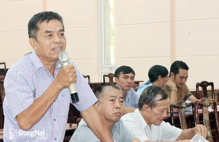 Cử tri phường Đồng Phú nêu ý kiến, kiến nghị tại buổi tiếp xúc. Ảnh: Quang Minh