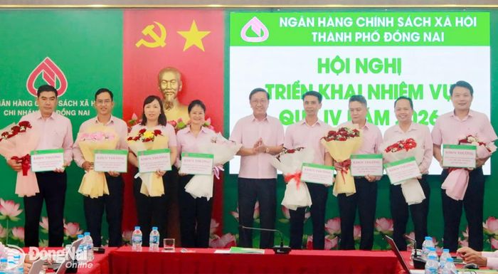 Các đơn vị được khen thưởng tại hội nghị. Ảnh: N.Hòa