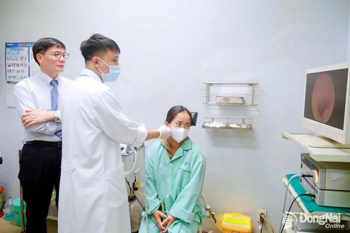 Bác sĩ thực hiện nội soi tai cho bệnh nhân tại Trung tâm Tai Mũi Họng, Bệnh viện Đa khoa Đồng Nai. Ảnh: Hạnh Dung