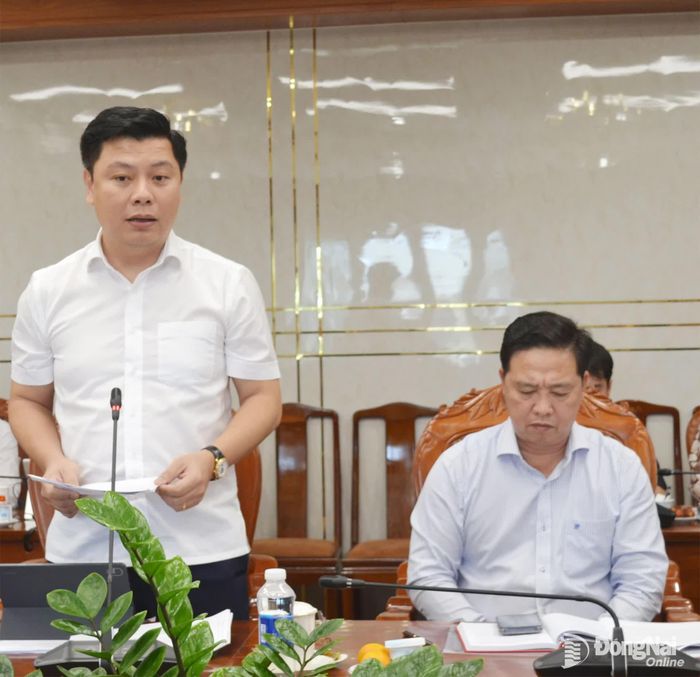Giám đốc Trung tâm Phát triển quỹ đất thành phố Đồng Nai Nguyễn Cao Tài trao đổi về những kiến nghị liên quan đến quản lý đất đai. Ảnh: Phương Hằng