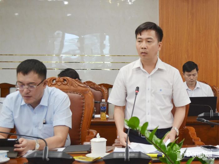 Phó Giám đốc Sở Nội vụ Đặng Thanh Hoàng trao đổi về những kiến nghị liên quan đến biên chế, chế độ chính sách cho cán bộ. Ảnh: Phương Hằng