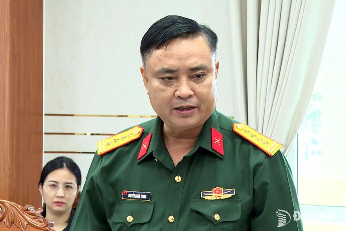 Đại tá Nguyễn Danh Trang, Chủ nhiệm Chính trị Bộ Chỉ huy Quân sự thành phố báo cáo kết quả thực hiện nhiệm vụ 9 tháng của Đảng bộ quân sự thành phố. Ảnh: Phương Hằng.