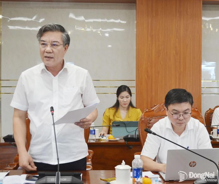 Ủy viên Ban Thường vụ Thành ủy, Trưởng ban Tuyên giáo Thành ủy Dương Minh Dũng trao đổi những nội dung liên quan đến việc đăng ký các công trình, phần việc thực hiện Nghị quyết số 05-NQ/TU của Thành ủy. Ảnh: Phương Hằng