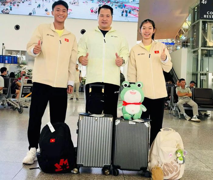 Tay vợt trẻ Đồng Nai Nguyễn Thị Thu Huyền (phải) cùng Nguyễn Tất Duy Lợi và huấn luyện viên trưởng Đội tuyển cầu lông Việt Nam Ngô Trung Dũng dự Giải vô địch Cầu lông trẻ thế giới. Nguồn: Facebook