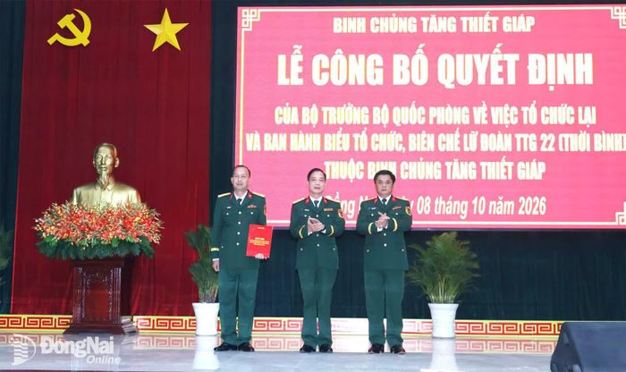 Đại tá Hồ Viết Trương, Ủy viên Thường vụ Đảng ủy, Phó Tư lệnh kiêm Tham mưu trưởng Binh chủng Tăng thiết giáp thừa ủy quyền của thủ trưởng Bộ Quốc phòng trao quyết định tổ chức lại Lữ đoàn Tăng thiết giáp 22 thuộc Binh chủng Tăng thiết giáp. Ảnh: Nguyệt Hà