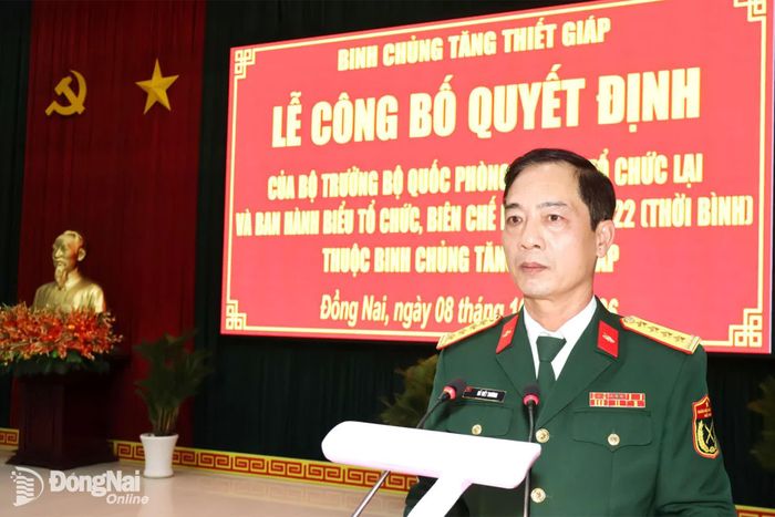 Đại tá Hồ Viết Trương, Ủy viên Thường vụ Đảng ủy, Phó Tư lệnh kiêm Tham mưu trưởng Binh chủng Tăng thiết giáp phát biểu chỉ đạo tại buổi lễ. Ảnh: Nguyệt Hà