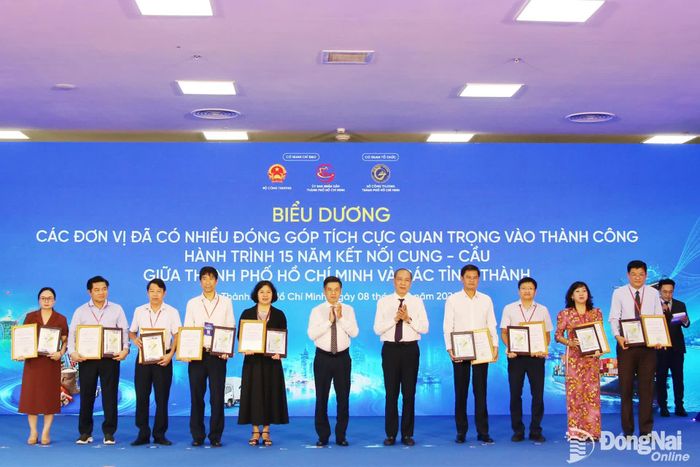 Đại diện Trung tâm Xúc tiến Đầu tư, thương mại và du lịch thành phố Đồng Nai (thứ 4 từ trái qua) nhận biểu dương đơn vị có nhiều đóng góp quan trọng vào thành công của "Hành trình 15 năm Kết nối cung - cầu giữa Thành phố Hồ Chí Minh và các tỉnh thành". Ảnh: Hải Quân
