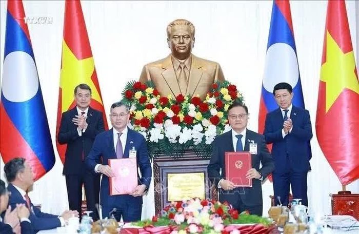 Thủ tướng Lê Minh Hưng và Thủ tướng Lào Saleumxay Kommasith chứng kiến trao Hiệp định hợp tác giữa Chính phủ nước Cộng hòa Xã hội chủ nghĩa Việt Nam và Chính phủ nước Cộng hòa Dân chủ Nhân dân Lào trong lĩnh vực tài chính. Ảnh: Dương Giang/TTXVN