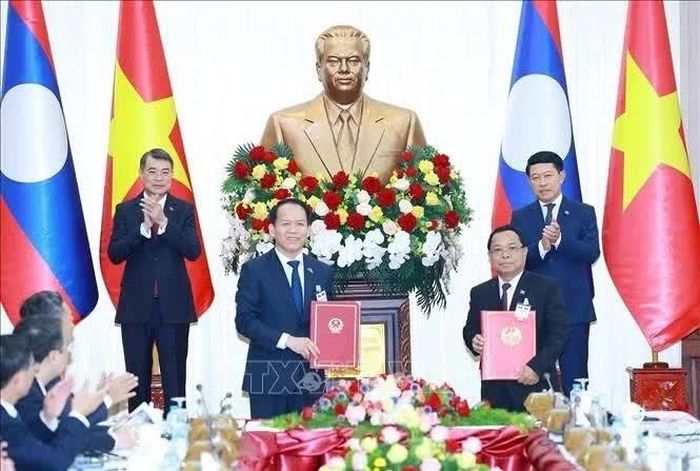 Thủ tướng Lê Minh Hưng và Thủ tướng Lào Saleumxay Kommasith chứng kiến trao Chương trình hợp tác năm 2027 giữa Bộ Tư pháp nước Cộng hòa Xã hội chủ nghĩa Việt Nam và Bộ Tư pháp nước Cộng hòa Dân chủ Nhân dân Lào. Ảnh: Dương Giang/TTXVN