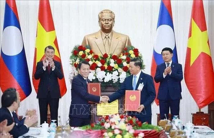 Thủ tướng Lê Minh Hưng và Thủ tướng Lào Saleumxay Kommasith chứng kiến trao Bản ghi nhớ hợp tác giữa Cục An ninh mạng, Bộ Công an nước Cộng hòa Xã hội chủ nghĩa Việt Nam và Cục An ninh mạng, Bộ Công nghệ và Truyền thông nước Cộng hòa Dân chủ Nhân dân Lào về hợp tác an ninh mạng. Ảnh: Dương Giang/TTXVN