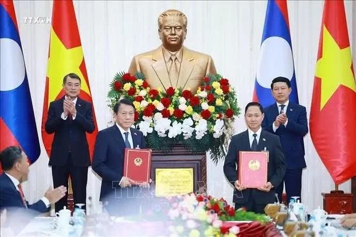 Thủ tướng Lê Minh Hưng và Thủ tướng Lào Saleumxay Kommasith chứng kiến trao Biên bản bàn giao hệ thống quản lý dân cư và căn cước công dân tại nước Cộng hòa Dân chủ Nhân dân Lào giữa Bộ Công an nước Cộng hòa Xã hội chủ nghĩa Việt Nam và Bộ Công an nước Cộng hòa Dân chủ Nhân dân Lào. Ảnh: Dương Giang/TTXVN
