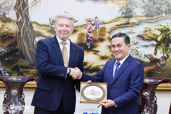Tổng Lãnh sự Belarus tại Thành phố Hồ Chí Minh tặng quà lưu niệm lãnh đạo thành phố nhân chuyến thăm và làm việc tại Đồng Nai. Ảnh: Ngọc Liên
