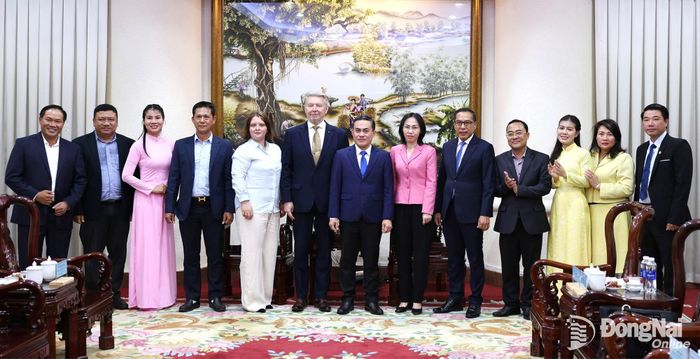 Đoàn công tác Tổng Lãnh sự quán Belarus tại Thành phố Hồ Chí Minh chụp hình lưu niệm với lãnh đạo thành phố và các sở, ban, ngành của Đồng Nai. Ảnh: Ngọc Liên