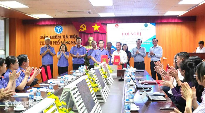 Lãnh đạo Bảo hiểm xã hội Đồng Nai và Viện Kiểm sát nhân dân Đồng Nai ký kết quy chế phối hợp. Ảnh: Hạnh Dung