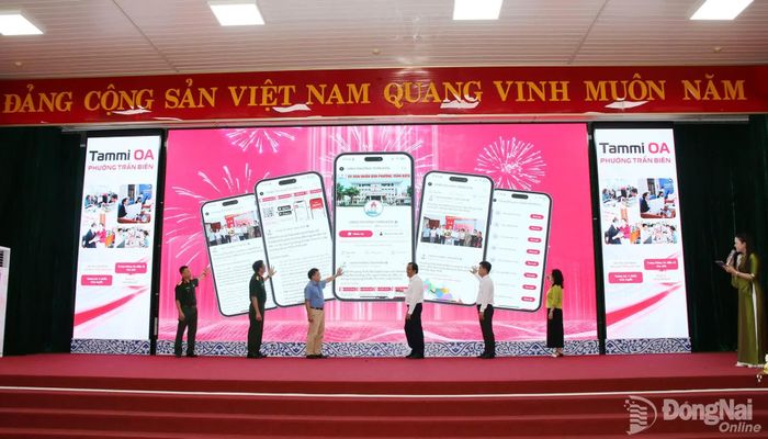 Các đại biểu thực hiện nghi thức nhấn nút ra mắt nền tảng Tammi OA - Chính quyền số phường Trấn Biên. Ảnh: Hải Quân