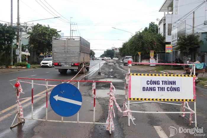 Đường Nguyễn Huệ đoạn gần ngã tư giao với quốc lộ 14 đang được sửa chữa. Ảnh: Quang Minh