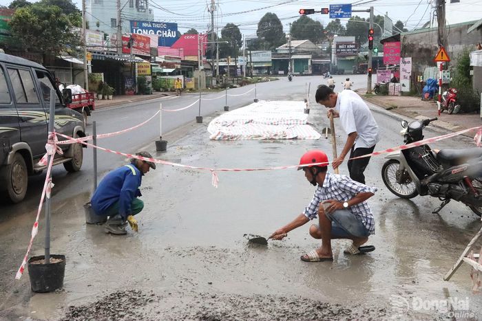 Các vị trí ổ gà, ổ voi được đổ bê tông xi măng, dặm vá đảm bảo an toàn giao thông. Ảnh: Quang Minh