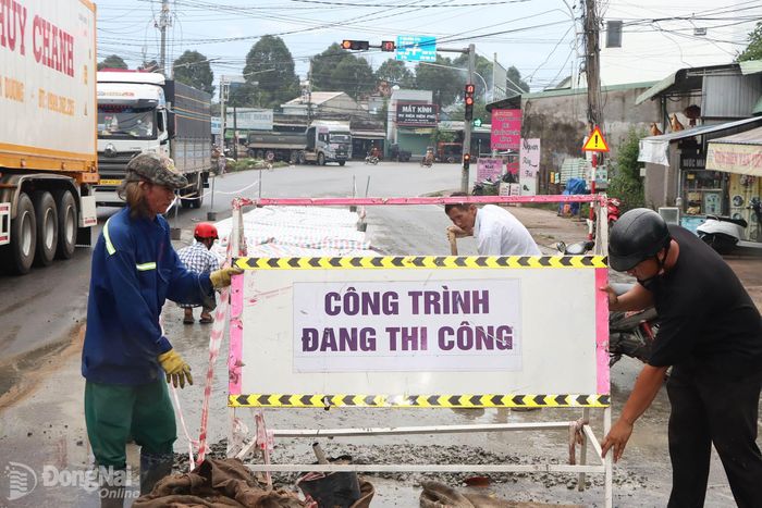 Tại các vị trí mới sửa chữa và đang sửa chữa đều được đơn vị thi công thực hiện các biện pháp cảnh báo đảm bảo an toàn giao thông. Ảnh: Quang Minh