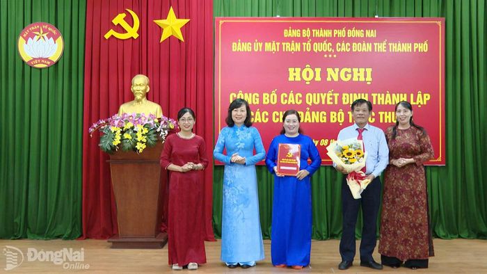 Phó Bí thư Thành ủy, Bí thư Đảng ủy MTTQ, các đoàn thể thành phố, Chủ tịch Ủy ban MTTQ Việt Nam thành phố Huỳnh Thị Hằng và Thành ủy viên, Phó Bí thư chuyên trách Đảng ủy MTTQ, các đoàn thể thành phố Lê Thị Thái trao quyết định thành lập Chi bộ Liên minh Hợp tác xã thành phố. Ảnh: Quốc Vũ